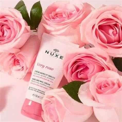 Crema mani Nuxe Very Rose tra rose rosa, cosmetico profumato idratante per la pelle.