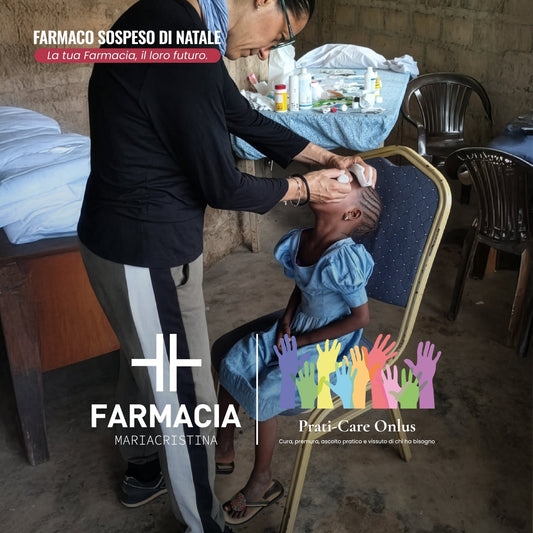 Operatore sanitario cura una bambina in ambiente medico umanitario, donazione farmaci, solidarietà.