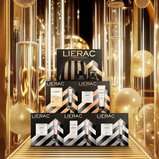 Cofanetti regalo Lierac con prodotti cosmetici esposti su sfondo dorato elegante