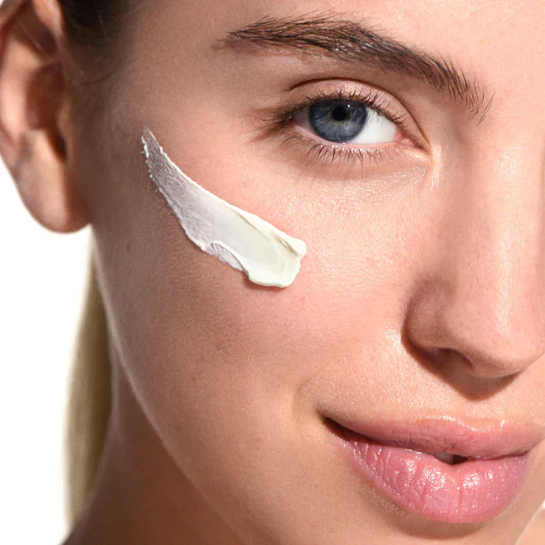 Primer viso invisibile applicato su guancia di donna, skincare protezione quotidiana
