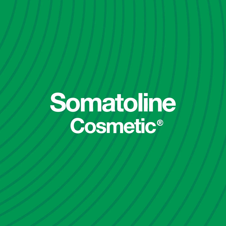 Logo Somatoline Cosmetic su sfondo verde con linee curve, prodotti cosmetici e dermocosmesi.
