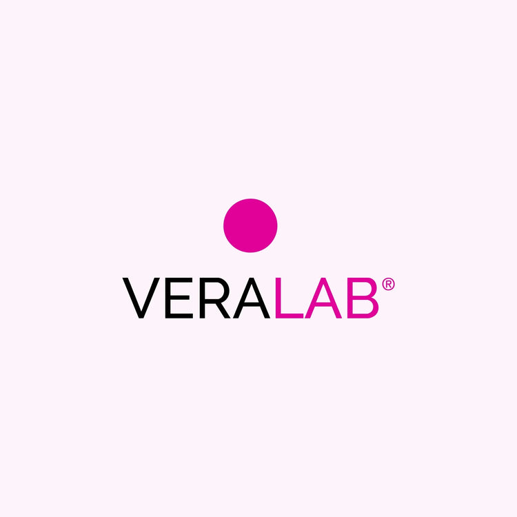 Logo VeraLab su sfondo rosa chiaro, punto fucsia e testo nero e fucsia, cosmetici skincare