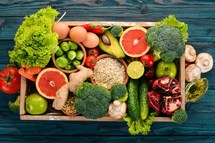 Cesto con verdure fresche, frutta, agrumi e cereali, fonte di sali minerali e nutrienti